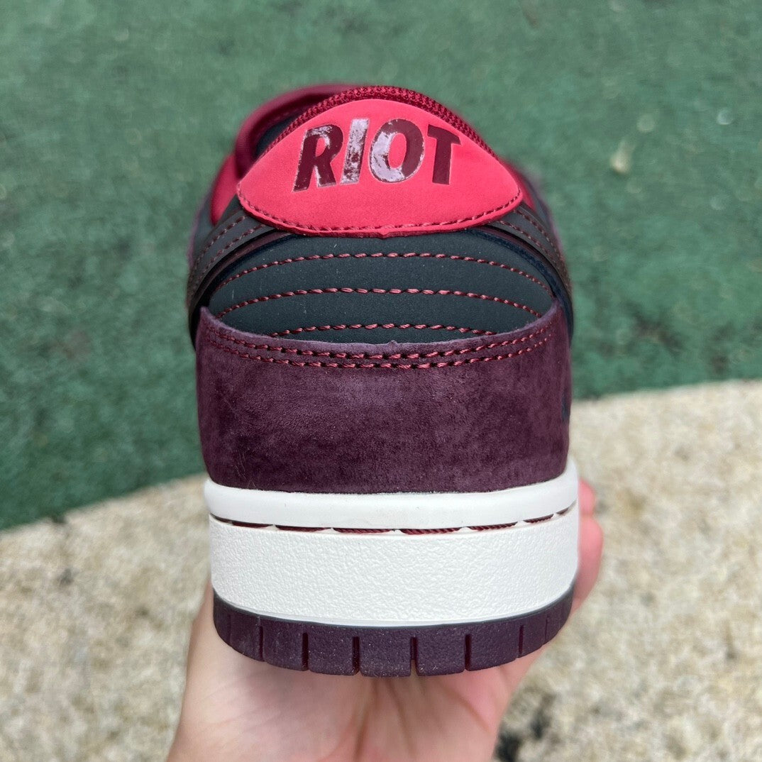 Dunk low Riot Skateshop